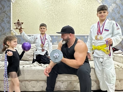 Конкурс "Самый спортивный папа"


Номинация «Вместе с папой»
Усеев Рустам Магомедшапиевич
Папа Усеевой Дианы
Корпус 2 , группа 8 «Незнайка»
#самыйспортивныйпапародничок25